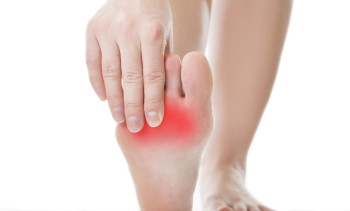 أسباب الألم الحارق في القدمين وطرق العلاج